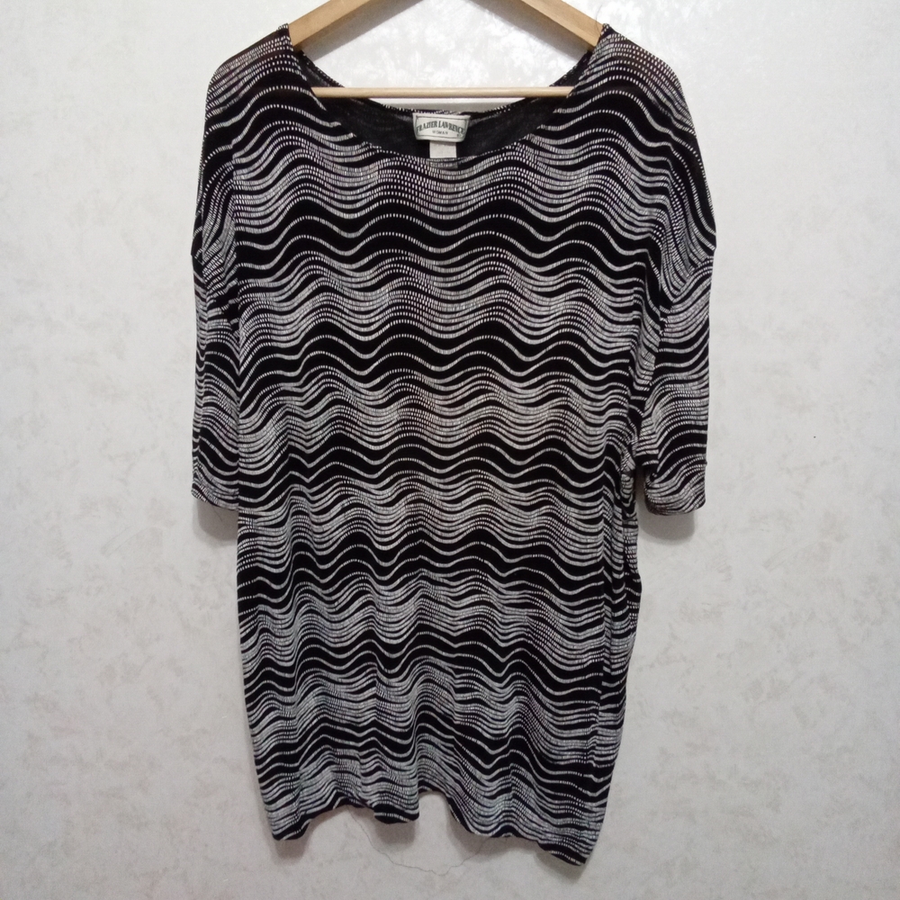 Frazier Lawrence 2X Plus Size Black & White Wavy Geometric Tunic Top